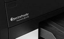 Ansicht auf einen EPSON-Proofdrucker, schwarz und grau. Gerätebeschriftung: "SpectroProofer, Powerd by X-Rite"
